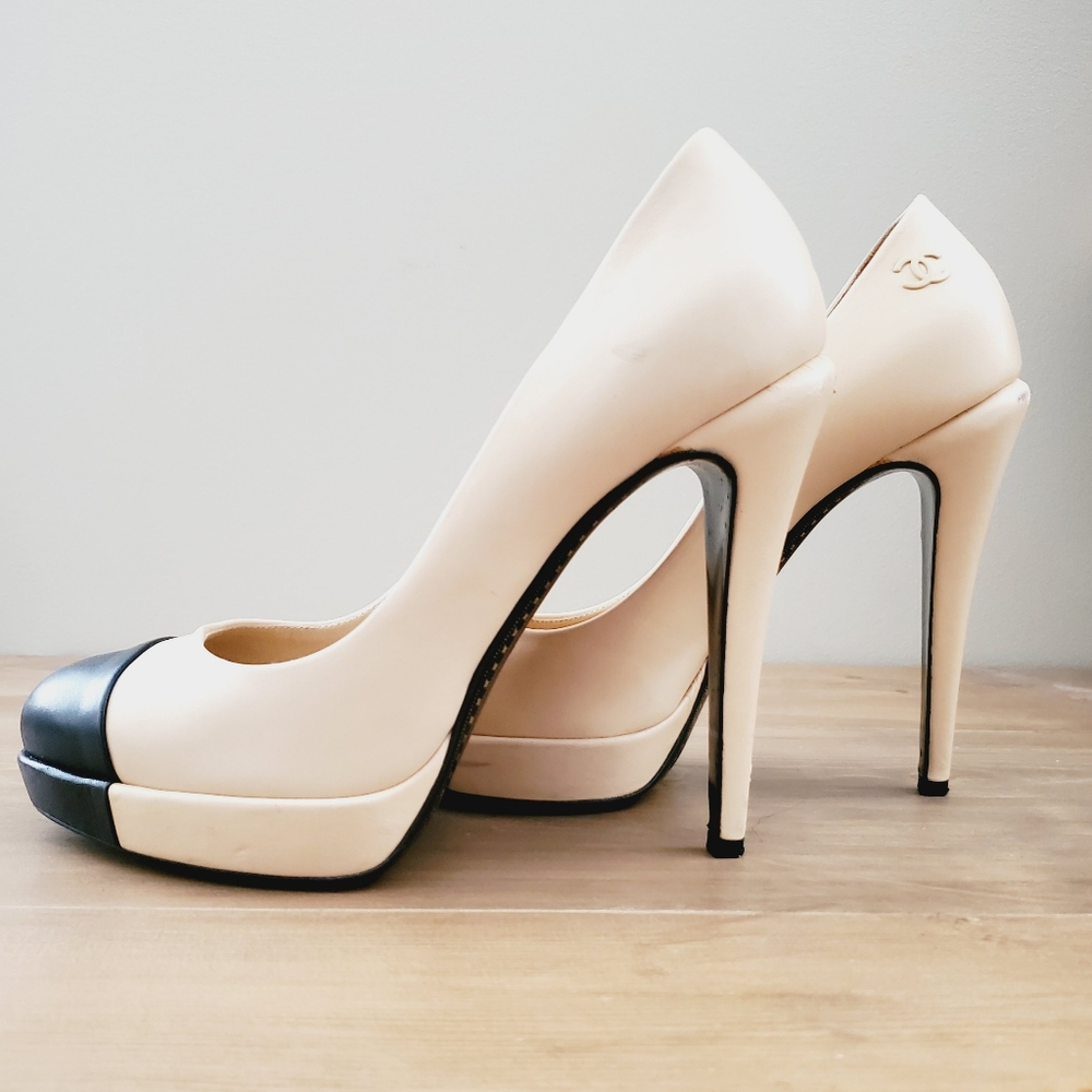 CHANEL Cream and Black Cap-Toe Leather Platform Pumps